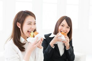ハンバーガーを食べる女子