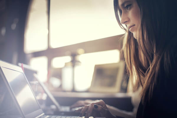 女性とパソコン