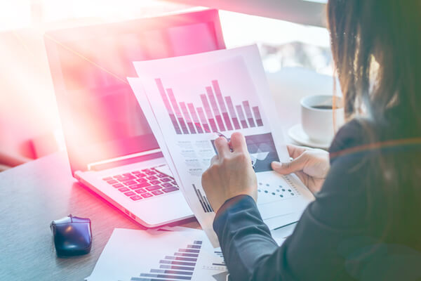 データを見る女性