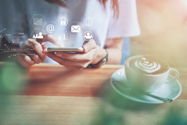 スマートフォンを操作する女性